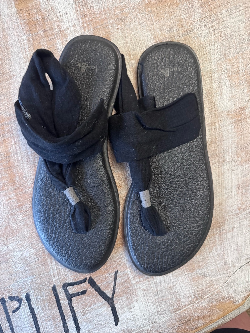 Sanuk Black Fabric Wrap Toe-Post Sandals